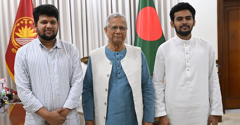 প্রধান উপদেষ্টার সঙ্গে আসিফ মাহমুদ ও মাহফুজ আলম